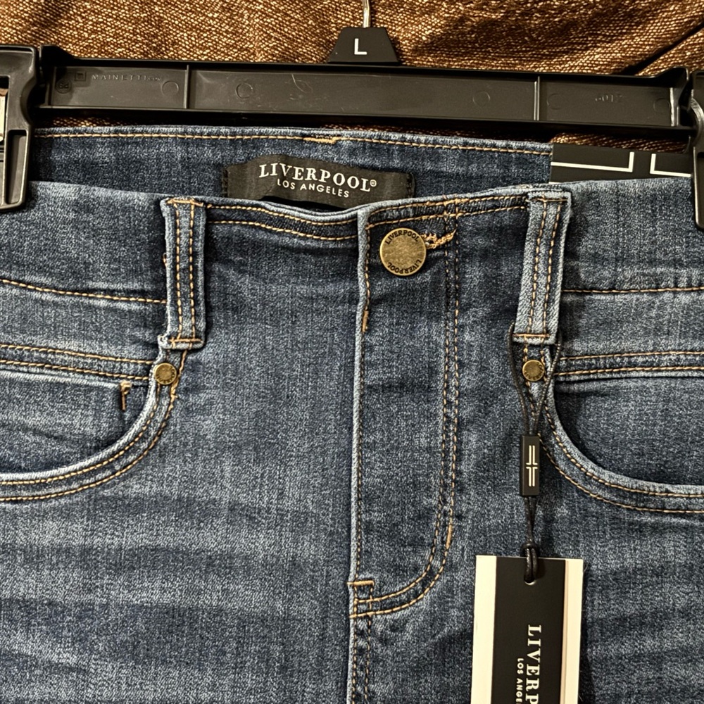 Liverpool Los Angeles "Gia Glider" Eco Crop Jeans. - Picture 2 of 9